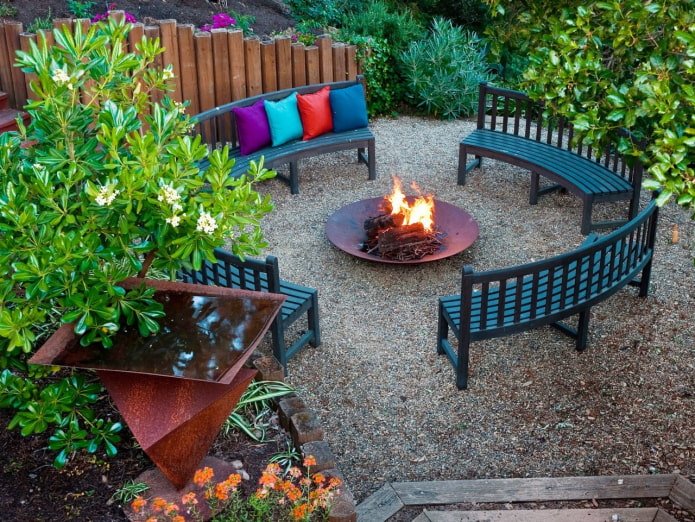 Cheminée en métal dans le jardin