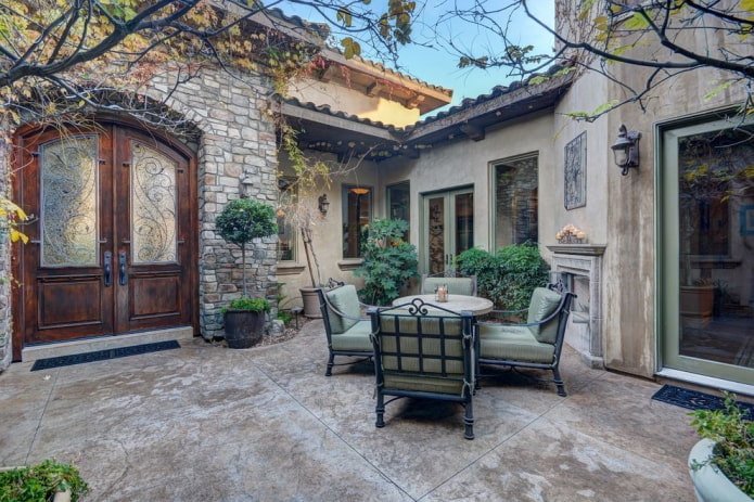 patio avec porte ancienne