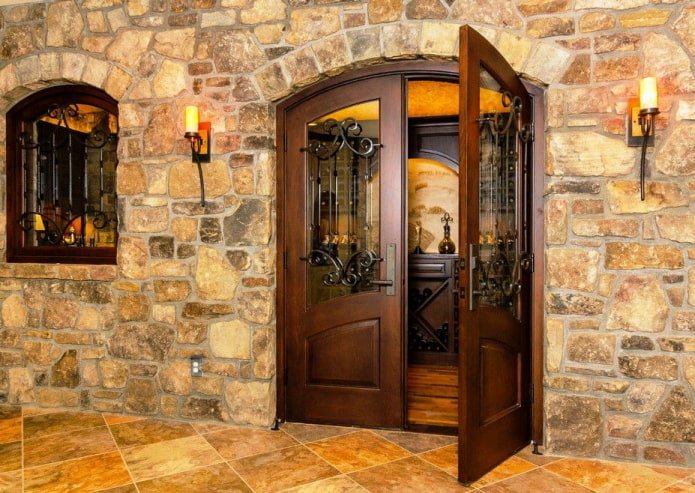 porte en bois avec éléments forgés