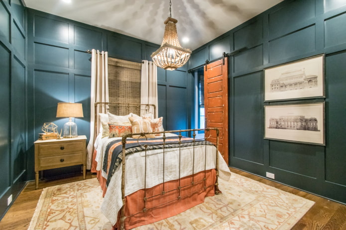 lit avec forgeage antique à l'intérieur