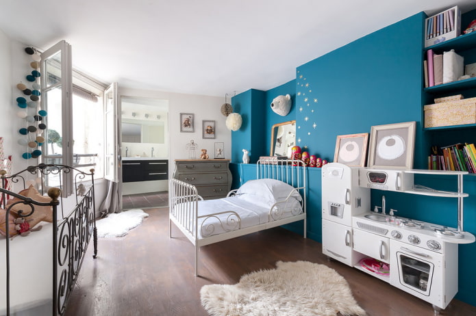 un lit en fer forgé dans une chambre d'enfant