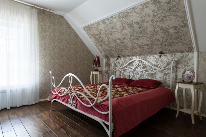 lit forgé dans la chambre à coucher de style provençal