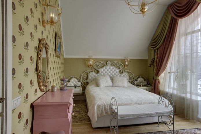 Lit en fer forgé avec attelage de chariot à l'intérieur