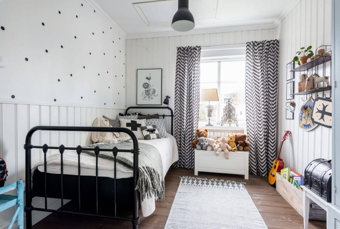 un lit avec un lit forgé dans une chambre d'enfant de style scandinave