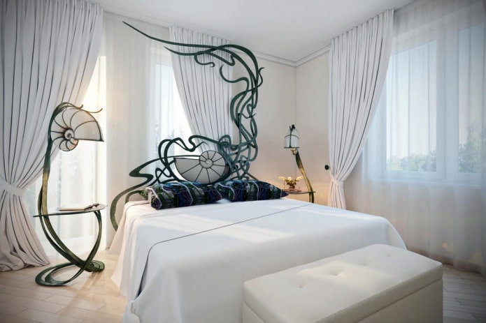 lit forgé dans une chambre de style Art Nouveau
