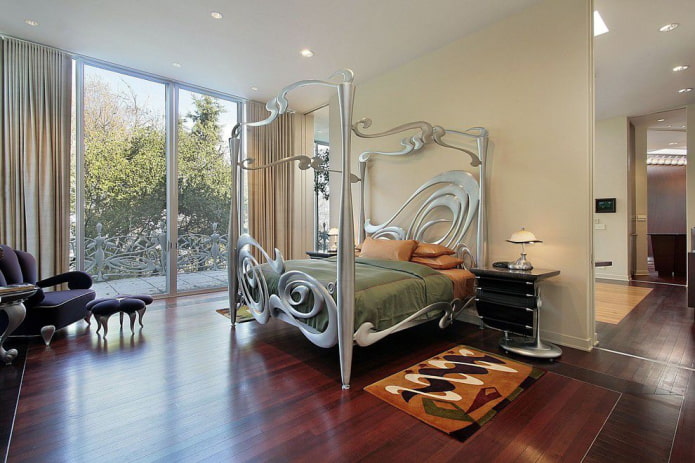 lit forgé dans une chambre de style Art Nouveau