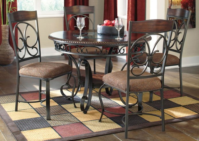 Table à manger forgée à l'intérieur