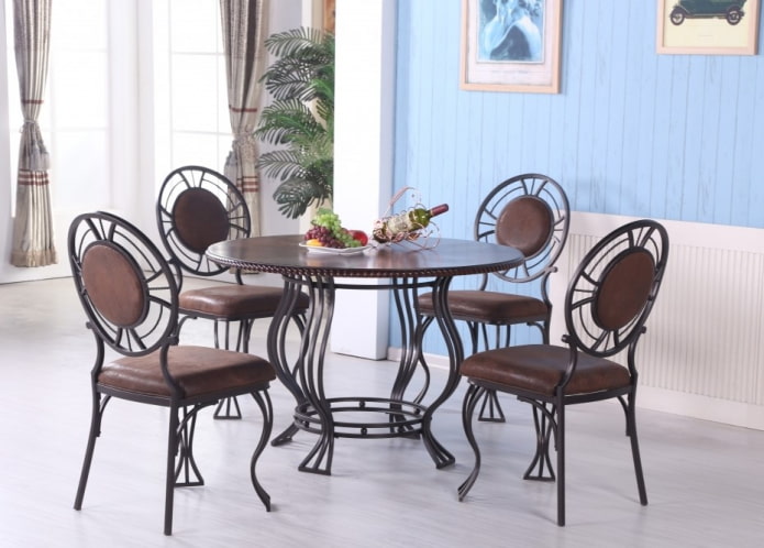 Table à manger forgée à l'intérieur