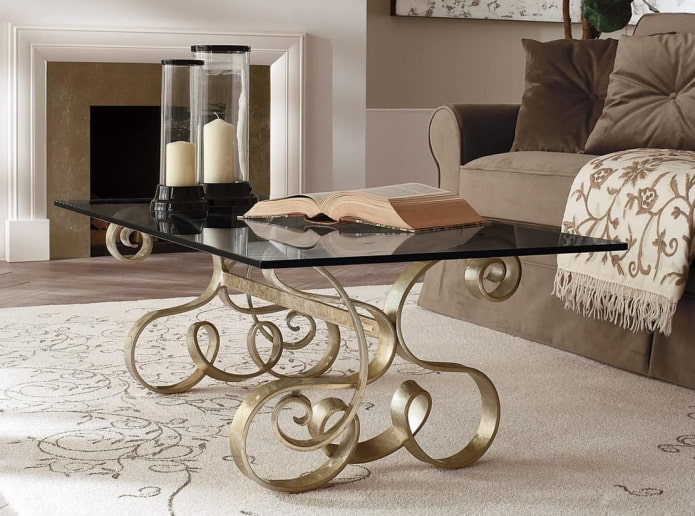 table basse en fer forgé à l'intérieur