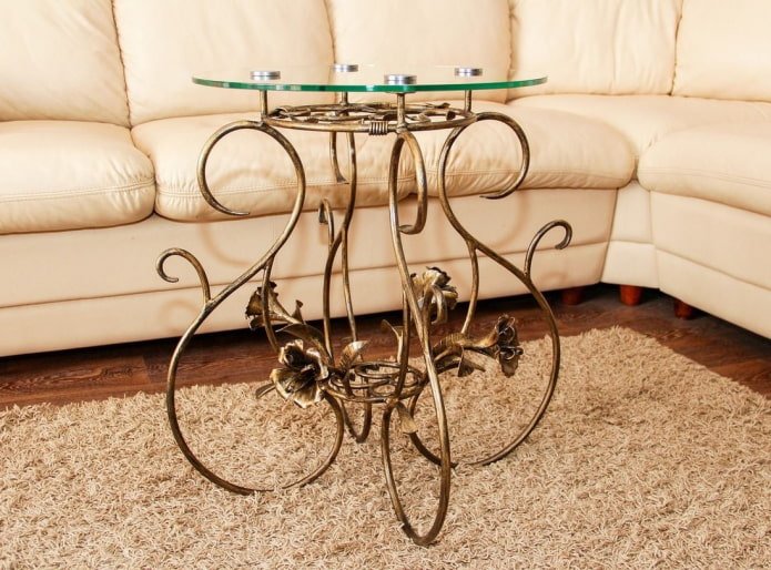 Table basse forgée à l'intérieur