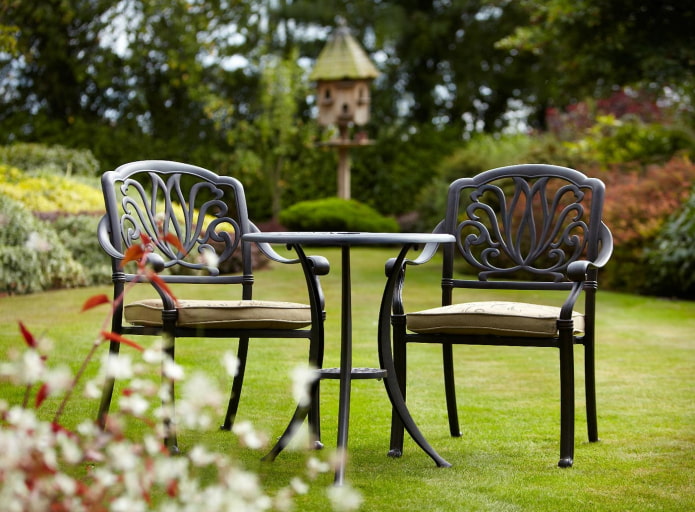 table de jardin forgée à l'extérieur