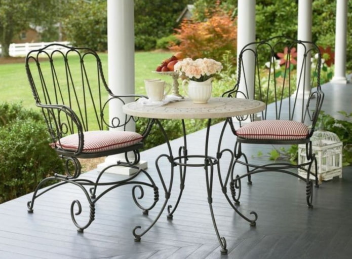 table de jardin forgée à l'extérieur