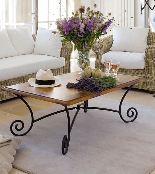 table rectangulaire forgée à l'intérieur