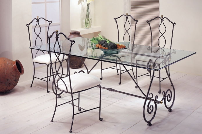 table à manger forgée dans la cuisine