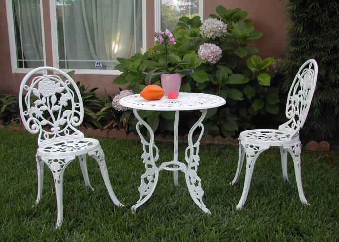 Table forgée ajourée à l'extérieur