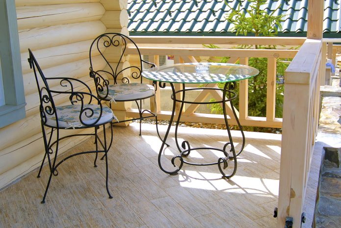 Table d'extérieur forgée sur la véranda