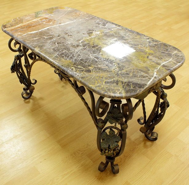 Table avec plateau en pierre