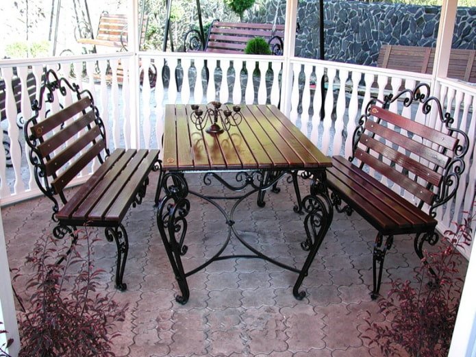 Table d'extérieur forgée dans le gazebo