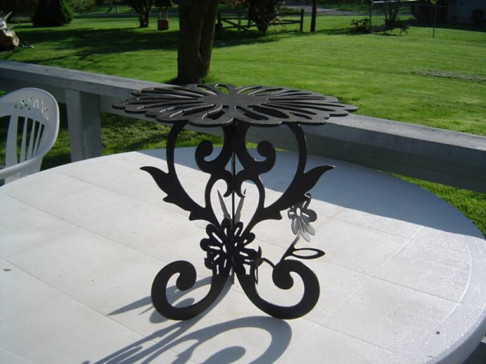 table forgée figurée à l'extérieur