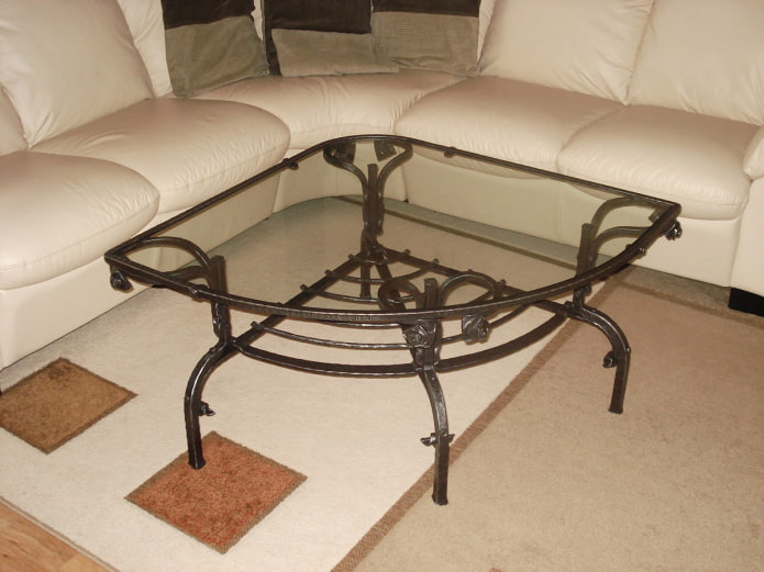 Table d'angle forgée à l'intérieur