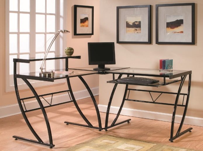Table d'angle forgée à l'intérieur