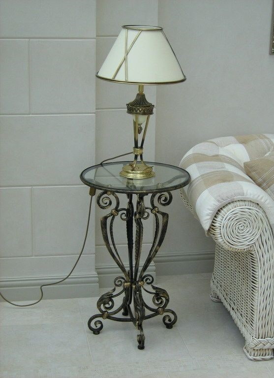 Modèle forgé sur un pied à l'intérieur