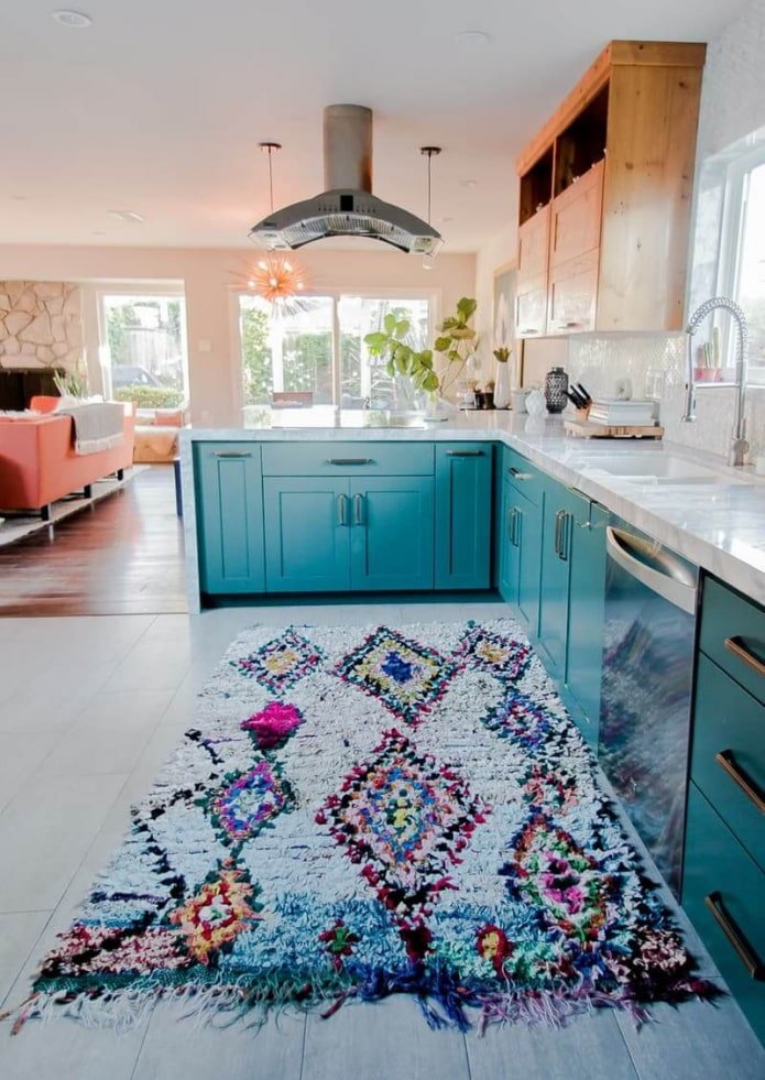 tapis clair dans la cuisine