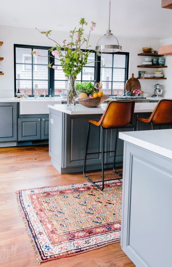 tapis entre les armoires de cuisine