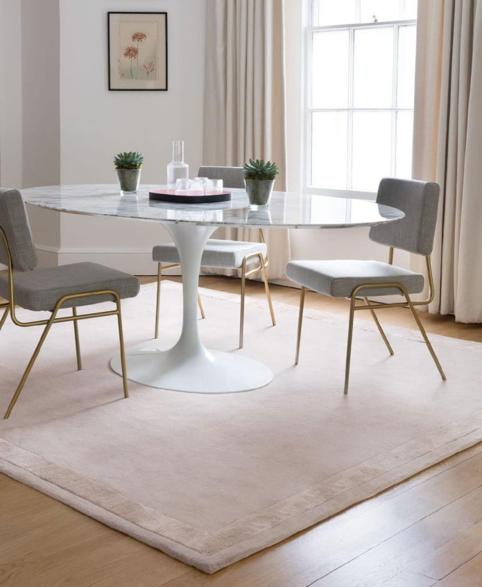 table sur un tapis
