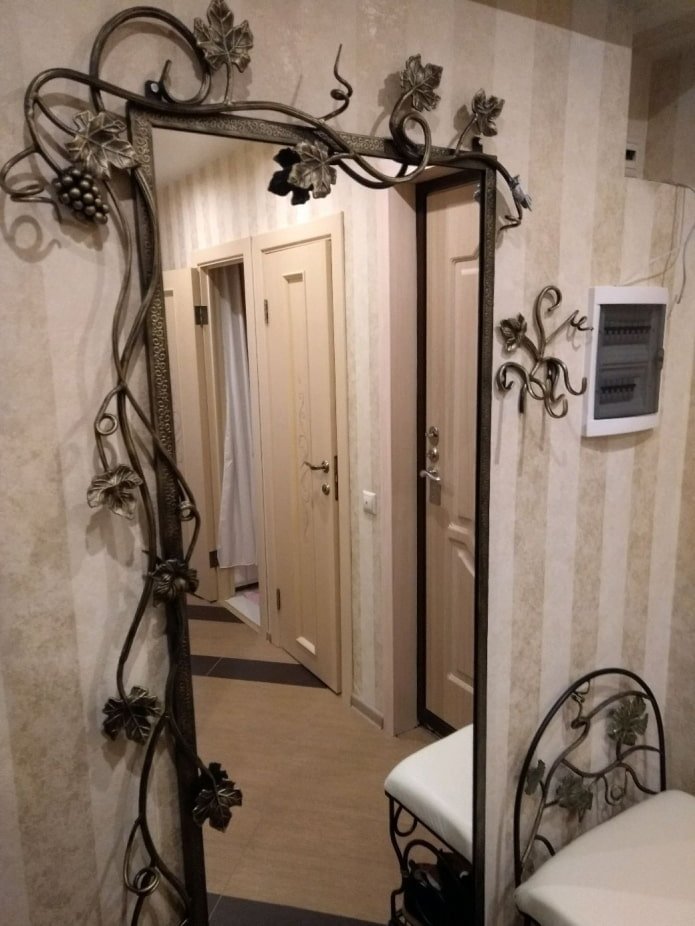 cadre forgé pour un miroir