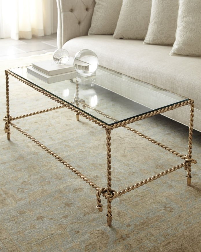 table en fer forgé insolite avec plateau en verre