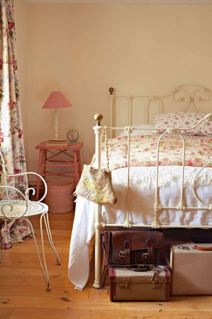 lit forgé dans le style provençal