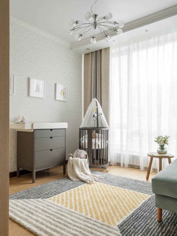 tapis neutre dans la chambre d'enfant