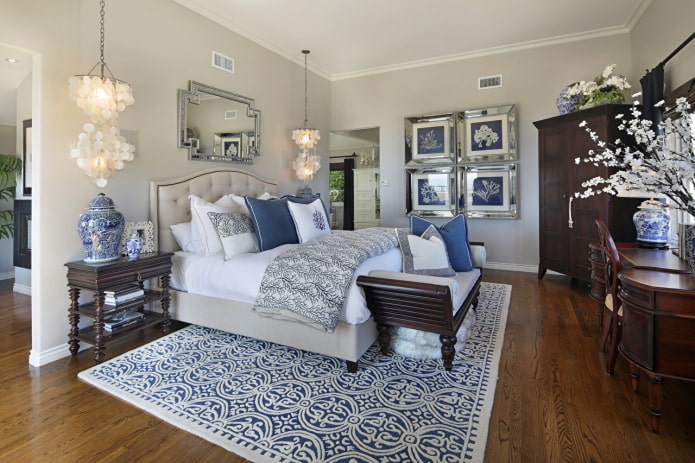 Accents bleus dans la chambre