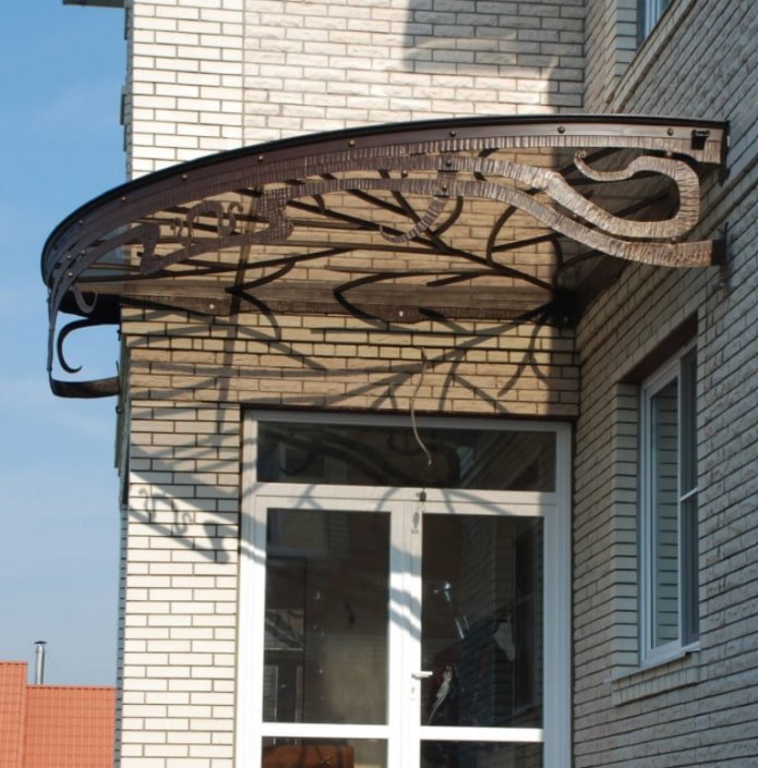 auvent dans le coin de la maison
