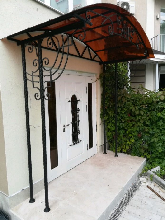 auvent au-dessus d'une large porte