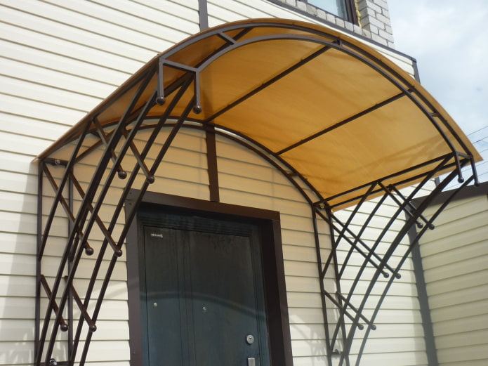 auvent au-dessus du porche en polycarbonate