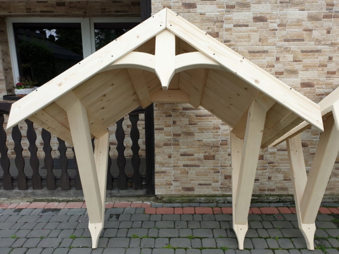 auvent en bois au-dessus de la porte