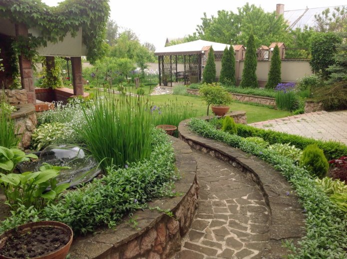 Un jardin décoré de pierres