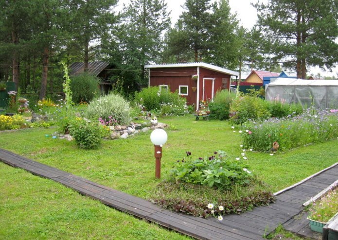 Chalet d'été avec allées en planches