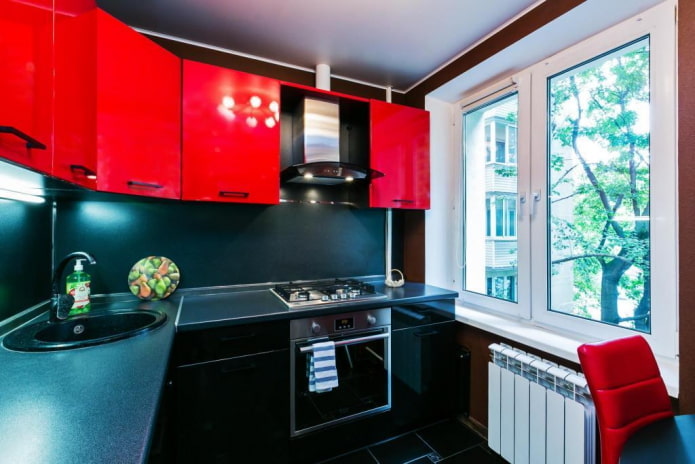 Cuisine rouge et noire dans un immeuble Khrouchtchev