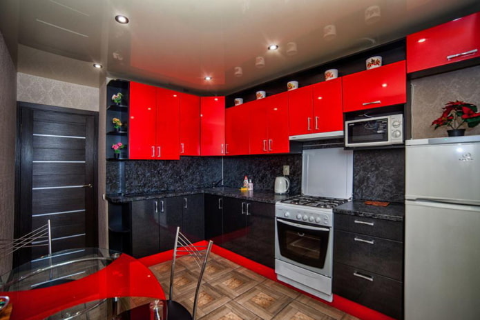 Cuisine rouge et noire avec porte foncée