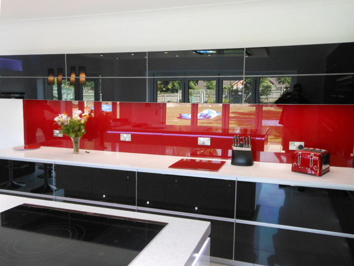 Skinali en verre rouge