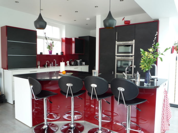 Cuisine noire et cerisier sur fond blanc