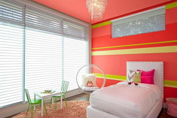 Papier peint rouge et vert dans la chambre d'enfant