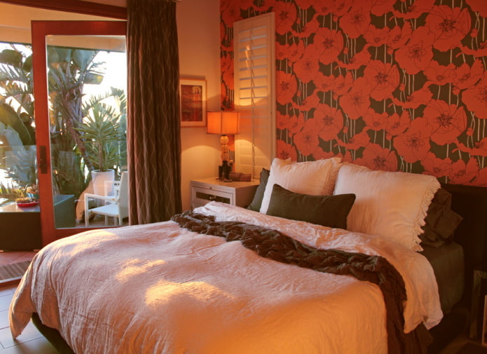 Papier peint rouge et marron dans la chambre