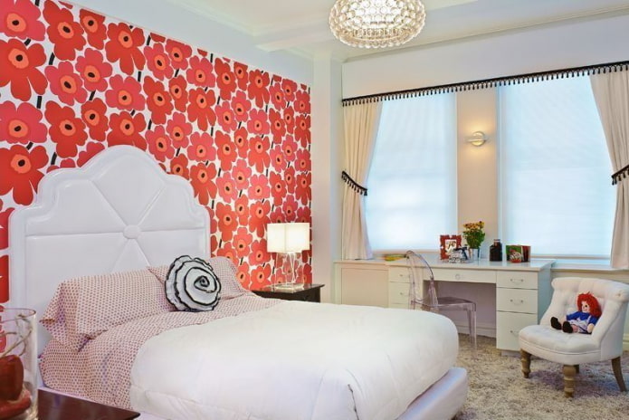 meubles clairs dans la chambre avec papier peint à motifs