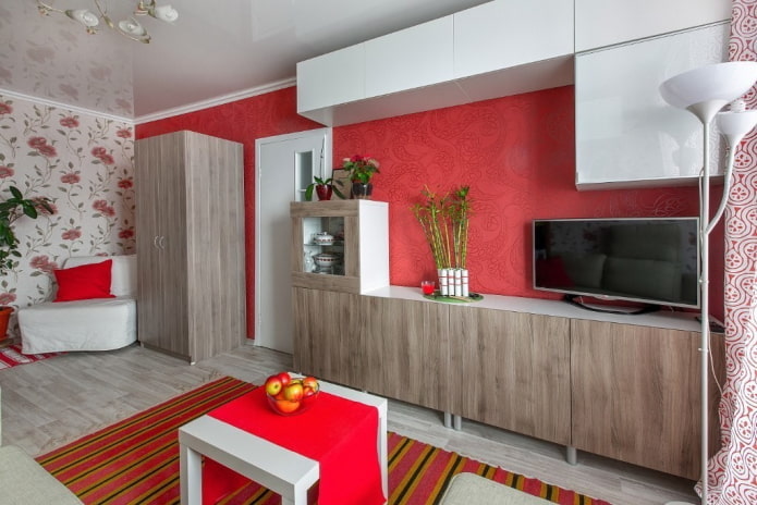 Papier peint rouge dans le salon