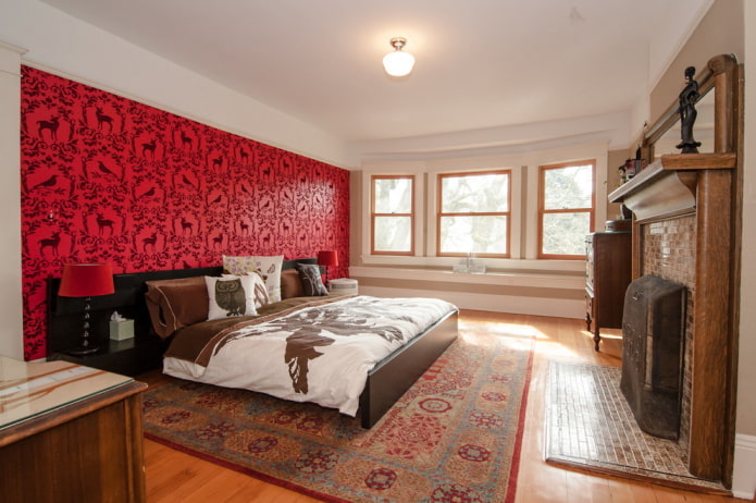 Papier peint rouge et plafond blanc