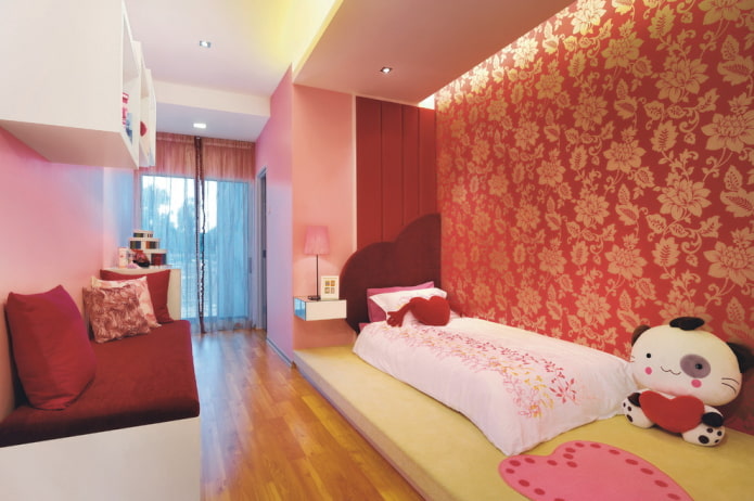 chambre d'enfant avec papier peint rouge et or